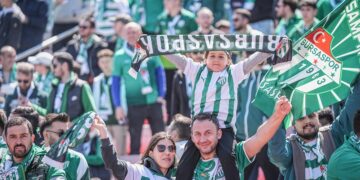 Bursaspor, şampiyonluk kupasını rekor seyirciyle havaya kaldırdı