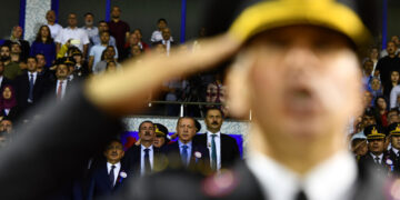 Tek adam rejiminin korkusu: İstediği subayı ordudan ihraç yetkisi?