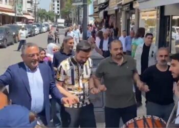 PKK’nın silah bırakma kararıyla  Diyarbakır’da kutlamalar başladı: Tanrıkulu halay başı oldu