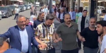 PKK’nın silah bırakma kararıyla  Diyarbakır’da kutlamalar başladı: Tanrıkulu halay başı oldu