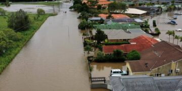 NSW Eyaletinde binlerce kişiye tahliye emri: Sydney’de elektrik hattının trenin üzerine düşmesi sonucu seferler aksadı