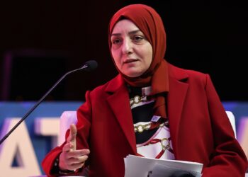 Erdoğan’ın başı kapalı danışmanı Saadet Oruç, kadına küfür: ‘S..tir git!’ dedi