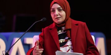 Erdoğan’ın başı kapalı danışmanı Saadet Oruç, kadına küfür: ‘S..tir git!’ dedi