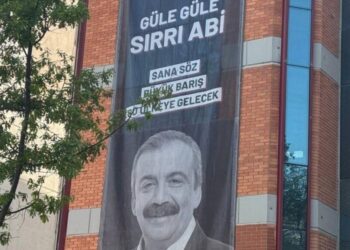 DEM Parti Genel Merkezi’ne Sırrı Süreyya Önder pankartı asıldı