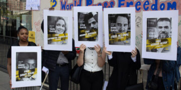 The Guardian’ın önünde basın özgürlüğü eylemi; tutsak gazeteciler unutulmadı!