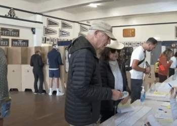 Avustralyalılar sandık başına gitti:Hayat pahalılığı, göçmenler, konut krizi ve vergiler seçimi belirleyecek