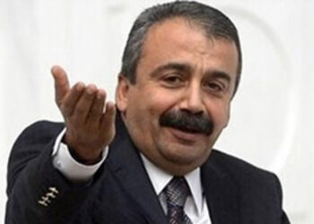 Sırrı Süreyya Önder anlattı: ‘Risale-i Nur okurum, külliyatım kitaplığımın en üstündedir’