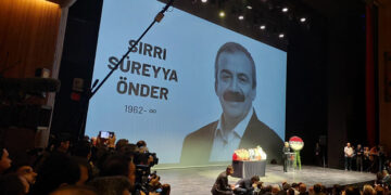 Barışa adanmış bir ömür: Sırrı Süreyya Önder son yolculuğuna uğurlanıyor