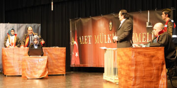 Yaşanan zulümler tiyatro oyunu ile sahneye taşındı:’Sandalyedeki Emanet’e ilk gösterim