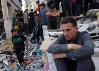 People check the destruction following an Israeli strike that hit the home of a Palestinian family in Jabalia in the northern Gaza Strip on May 23, 2025. Gaza's civil defence agency said Israeli strikes killed 16 people on May 23 across the territory, where Israel has ramped up its military offensive in recent days. (Photo by Bashar TALEB / AFP)