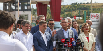 Figen Yüksekdağ’ı cezaevinde ziyaret eden Özgür Özel: Erdoğan yenemediğini, bileğini bükemediğini içeri atıyor