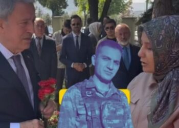 KHK’lı şehit polisin eşi Altunok, Hulusi Akar’ın yüzüne: Eşimi açığa aldınız, hapse attınız, askere çağırdınız, Ağrı’da şehit oldu