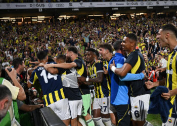 Fenerbahçe Kadıköy’de muhteşem gece yaşatarak, turu 5 golle geçti!