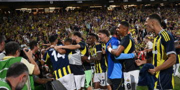 Fenerbahçe Kadıköy’de muhteşem gece yaşatarak, turu 5 golle geçti!