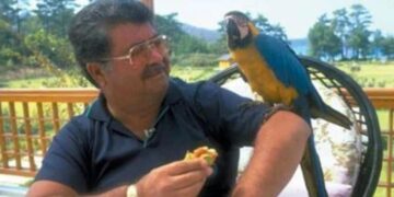 8’inci Cumhurbaşkanı Turgut Özal’ın omzuna konan papağan Cabbar bulundu