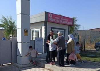 Down sendromlu Elif’in yürek burkan sevinci:Tutuklu babasına kavuştu annesi ise zindanda