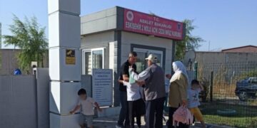 Down sendromlu Elif’in yürek burkan sevinci:Tutuklu babasına kavuştu annesi ise zindanda