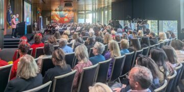 NSW’de, 65 yaş ve üzeri kişilerin %36’sı yurtdışı doğumlu