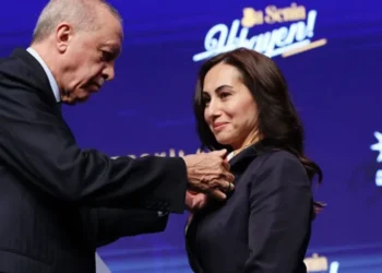 Erdoğan’ın, AKP rozetini taktığı eski CHP’li Özlem Vural’ın yüzüne tükürüldü