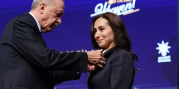 Erdoğan’ın, AKP rozetini taktığı eski CHP’li Özlem Vural’ın yüzüne tükürüldü