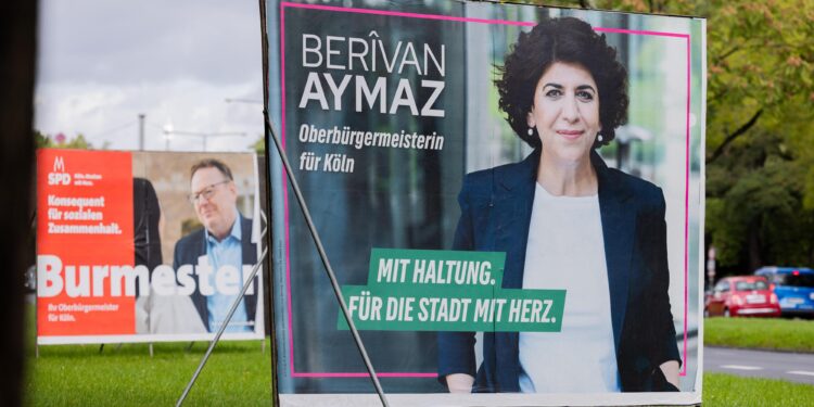 Zwei Wahlplakate zeigen die beiden Kandidaten von SPD, Torsten Burmester (links), und von Bündnis 90/Die Grünen, Berivan Aymaz, für die Stichwahl am 28.09.2025 um das Amt des Oberbürgermeisters der Stadt Köln. (zu dpa: «Stichwahlen in NRW – Kampf um Köln und die Ruhrgebietsstädte») +++ dpa-Bildfunk +++