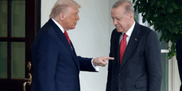 Parmağıyla Erdoğan’ı işaret eden Trump : Hileli seçimleri herkesten daha iyi bilir