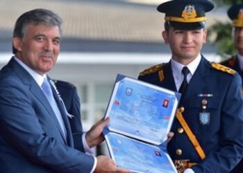 ABD’de ‘yılın pilotu’ seçilen şimdi müebbetle yargılanan Teğmen Baldan duruşmada: “Amerikalılar ayakta alkışladı, törene katılan annemin gözyaşları buna şahit”