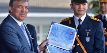 ABD’de ‘yılın pilotu’ seçilen şimdi müebbetle yargılanan Teğmen Baldan duruşmada: “Amerikalılar ayakta alkışladı, törene katılan annemin gözyaşları buna şahit”