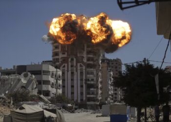 İsrail, Gazze’ye kara harekatı başlatarak, tanklarla şehre girdi