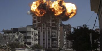 İsrail, Gazze’ye kara harekatı başlatarak, tanklarla şehre girdi