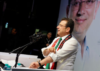 Ekrem İmamoğlu, mahkemede hakim karşısında kollarını sıvadı, alkış kopardı