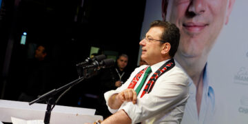 Ekrem İmamoğlu, mahkemede hakim karşısında kollarını sıvadı, alkış kopardı