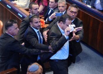 İsrail Parlamentosu’nda Trump protesto edildi: İki milletvekili, üzerinde ‘Soykırım’ yazılı pankart