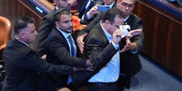 İsrail Parlamentosu’nda Trump protesto edildi: İki milletvekili, üzerinde ‘Soykırım’ yazılı pankart