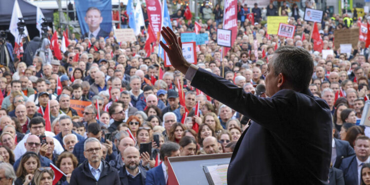 Cumhuriyet Halk Partisi Genel Başkanı Özgür Özel, Belçika’nın Başkenti Brüksel’de düzenlenen Millet İradesine Sahip Çıkıyor Mitinginde vatandaşlara hitap etti.