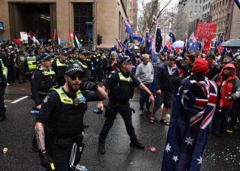 Göçmen karşıtları ile ırkçılık karşıtı protestocular karşı karşıya