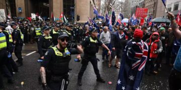 Göçmen karşıtları ile ırkçılık karşıtı protestocular karşı karşıya