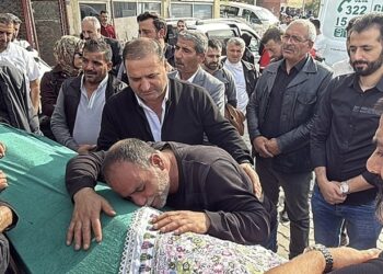 Kocaeli’de vali ve belediye başkanı yangın faciası taziye çadırından kovuldu