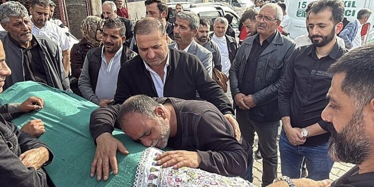 Dilovası’nda 3’ü çocuk 6 kadın işçinin yaşamını yitirdiği yangının taziyesinde gerginlik çıktı; vatandaşlar Vali Aktaş ve Başkan Büyükakın’ı protesto etti.