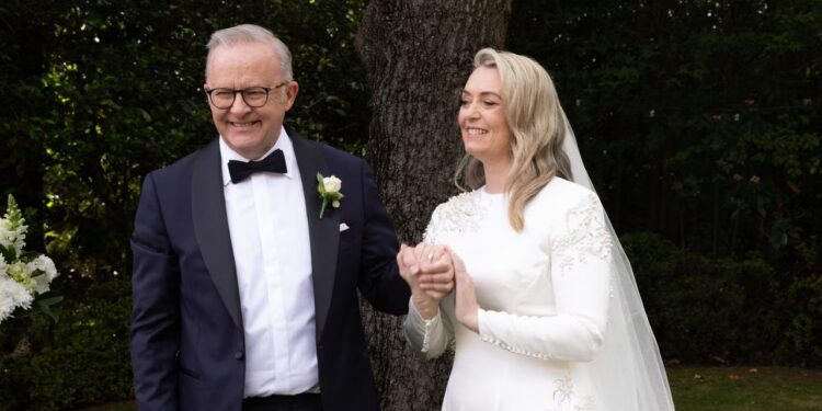 Başbakan Anthony Albanese ve eşi Jodie Haydon, Canberra’daki nikâh töreninde.