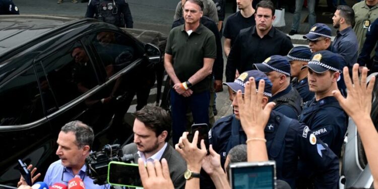 Brezilya’nın aşırı sağcı eski devlet başkanı Jair Bolsonaro, bugün başkent Brasilia’daki villasında gözaltına alındı.