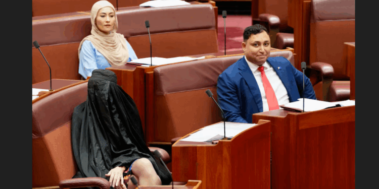 Aşırı sağcı milletvekili Pauline Hanson'ın parlamentoya burka giyerek gitmesi kriz yarattı. Bazı milletvekilleri Hanson'ı ırkçılıkla suçladı.