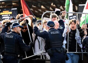 Sydney’de savunma fuarında polis göstericilerle arbede yaşadı:10 Gözaltı