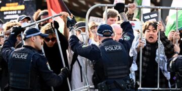 Sydney’de savunma fuarında polis göstericilerle arbede yaşadı:10 Gözaltı