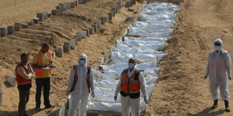 Health and civilian workers prepare for a mass burial of Palestinians at a cemetery in Khan Yunis, in the southern Gaza Strip, on November 10, 2025. The health ministry in Hamas-run Gaza said it had received on November 10, 2025 the bodies of 15 Palestinian prisoners under the US-brokered ceasefire exchange deal. (Photo by Bashar Taleb / AFP)