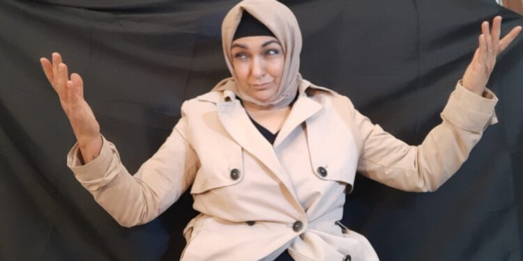 Hilal Nesin’in tek kişilik oyunu ‘Saç Ayağı’ Fransa’daki ilk gösterimini gerçekleştirdi.