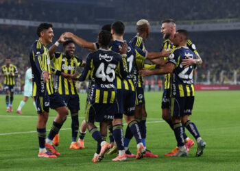 Evinde 4 golle kazandı: Fenerbahçe, Galatasaray ile puan farkını 1’e indirdi
