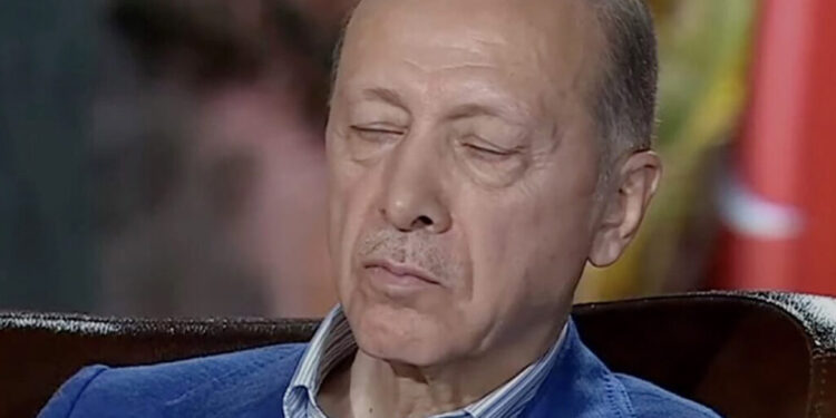 Gazeteci Murat Sevinç, 2016 sonrası KHK rejiminin, uzun süren davalar ve hukuki belirsizliklerin toplumda geniş bir kabullenme yarattığını; iktidarın da bu vasatı test ederek yeni adımlar attığını kaydetti.