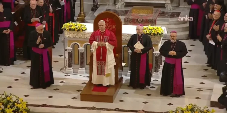 Papa, Türkiye'de ilk kez halka açık ayin düzenledi. Yaklaşık 4 bin kişinin katıldığı ayin Volkswagen Arena'da gerçekleşti.