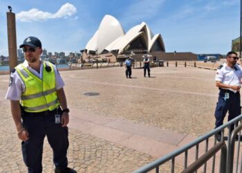 Sydney boğazı hava-i fişek şöleni için sıkı güvenlik: Yılbaşı gecesi 3 bin polis görevde